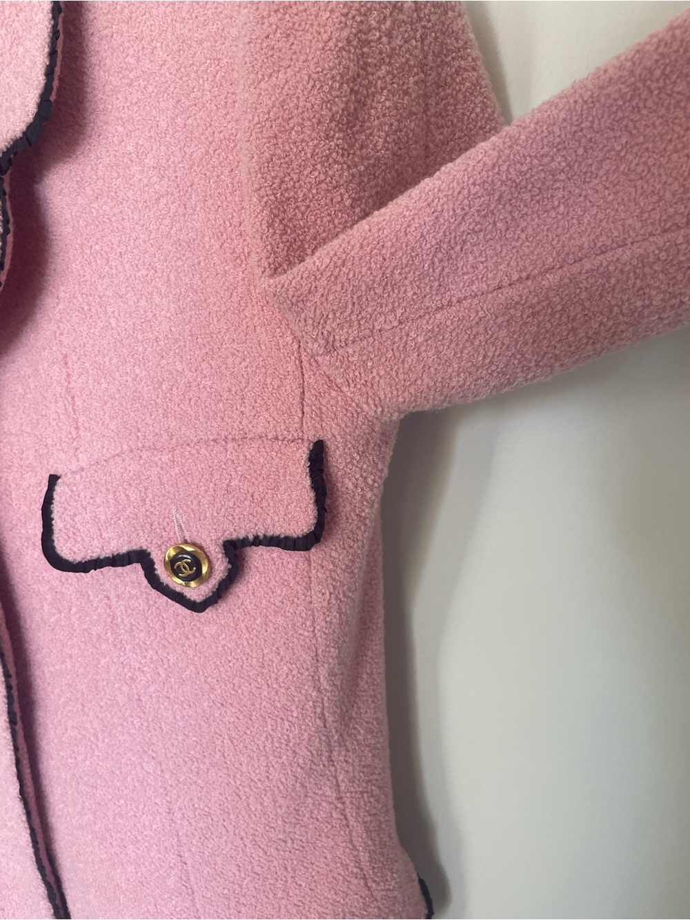 💋CHANEL Vintage Pink Blazer with Black Trim 011 - Picture 9 of 10